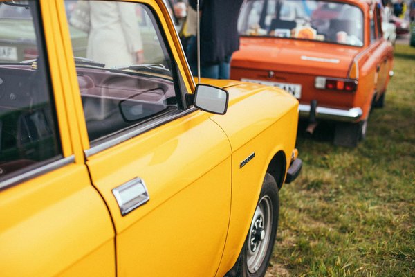 Comment intégrer des pièces de dentelle dans une tenue de bureau?